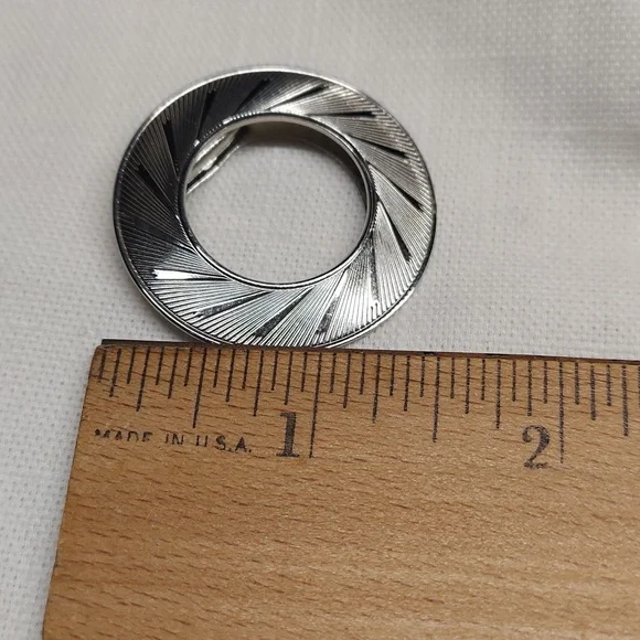 Lieba U.S.A. silver-tone Round scarf clip  Stunning Vintage 1.5" - Picture 7 of 8